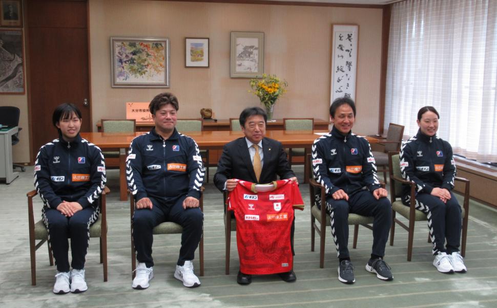 「おりひめJAPANハンドボール女子日本代表」表敬訪問の様子