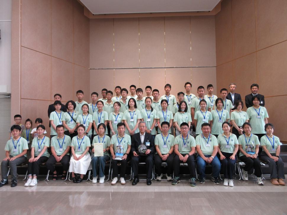 久渡副市長と武漢外国語学校生徒の集合写真