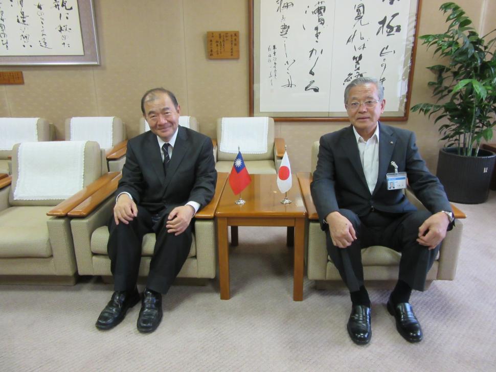 副市長と台北駐福岡経済文化弁事処長の写真