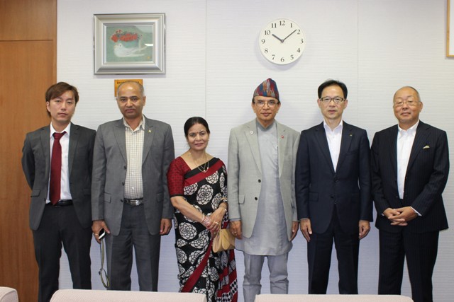 ネパール連邦共和国在日本特命全権大使と関係者のみなさんとの集合写真