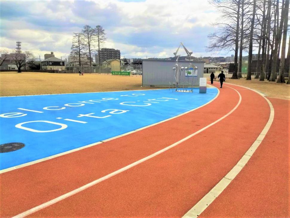 駄原総合運動公園ゴムチップ舗装の写真