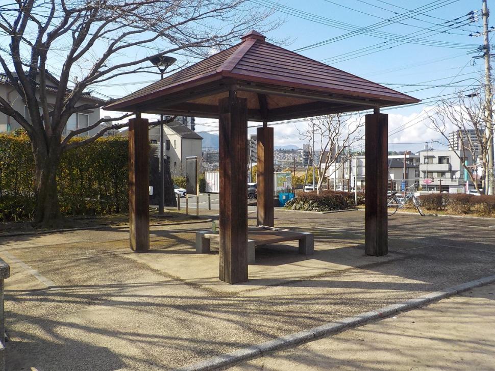 上野丘子どものもり公園ローカル広場の休憩所の写真
