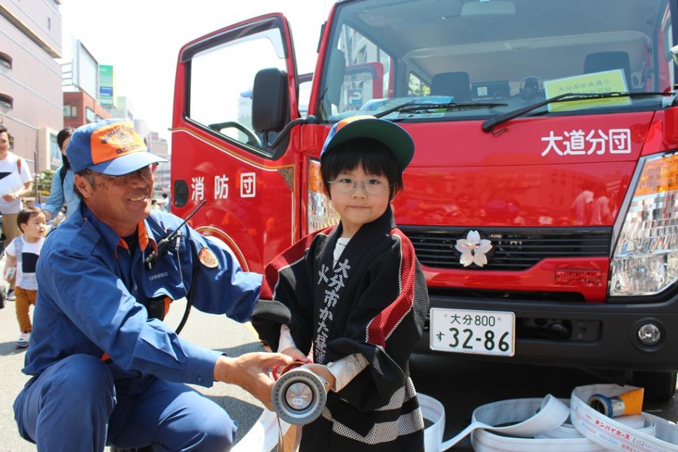 子どもと消防車