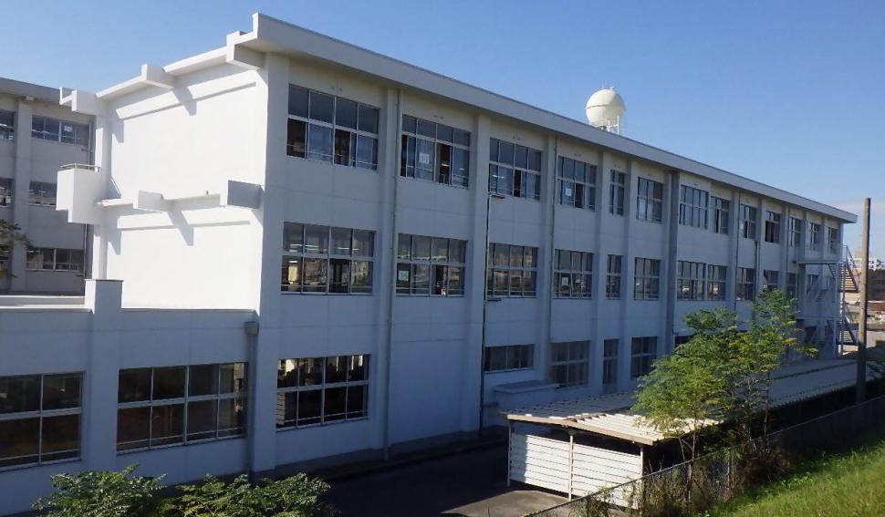 鶴崎中学校北校舎外壁・屋上防水改修工事（竣工後）