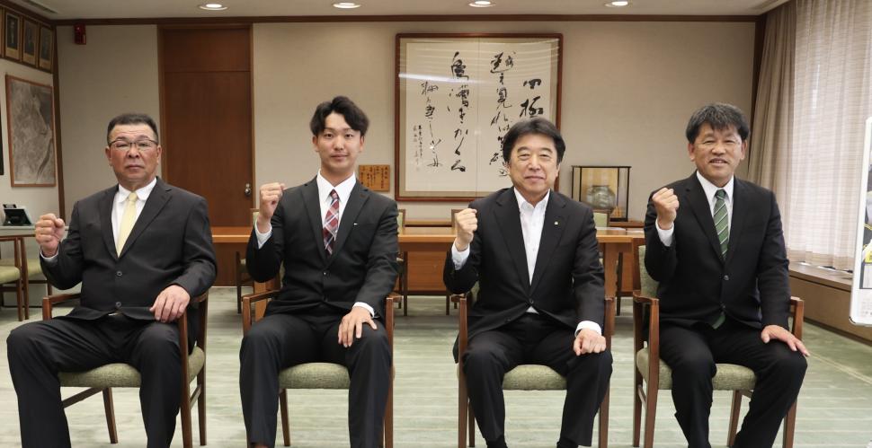 表敬訪問(株式会社大分Bリングス 森 慎一郎代表取締役社長、大分B-リングス 山下 和彦監督、岩下 竜馬キャプテン)の様子