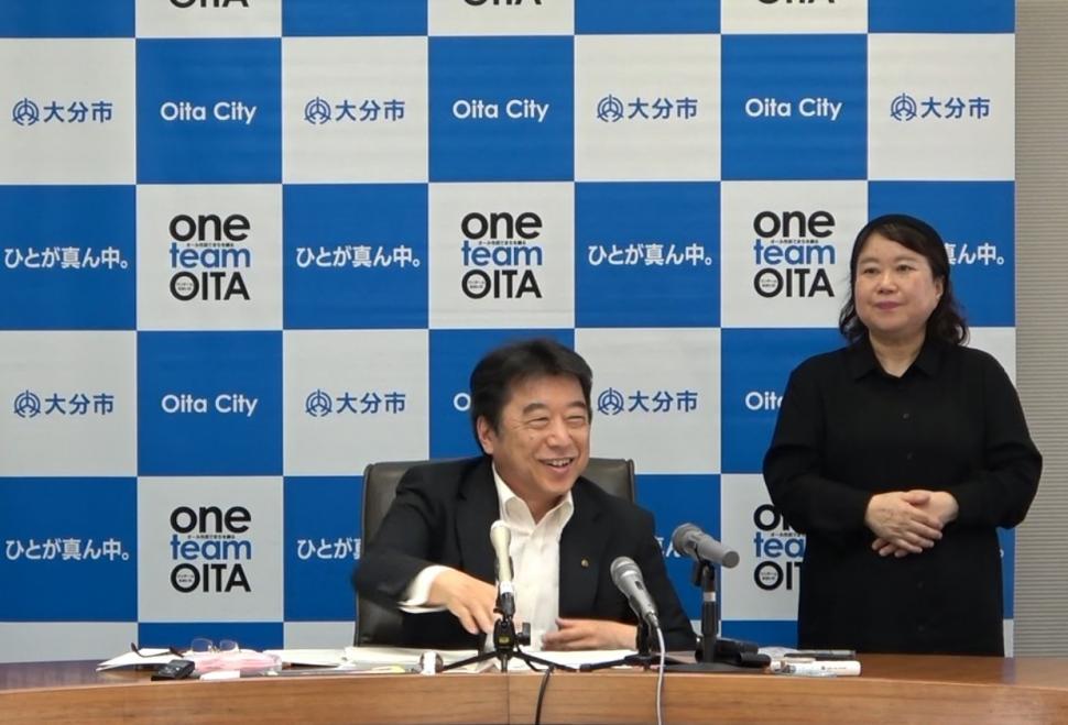 定例記者会見の様子