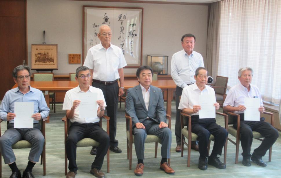 大分市向原財産区管理委員委嘱状交付式の様子