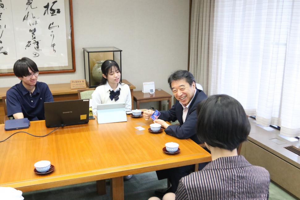 表敬訪問(アベイロ市高校生交流事業派遣員)説明の様子