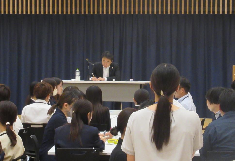 令和7年度新任職員研修(後期) 市長意見交換会の様子