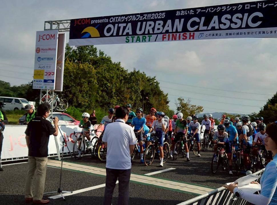 OITAサイクルフェス!!!2025(2日目)おおいたアーバンクラシック ロードレース スタートセレモニーの様子