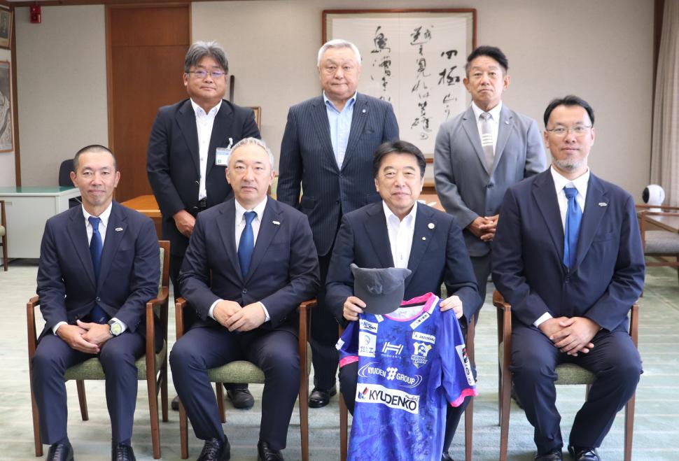 表敬訪問(九州電力キューデンヴォルテクスの皆さん)の様子