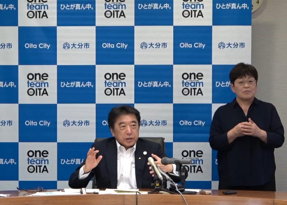 定例記者会見の様子