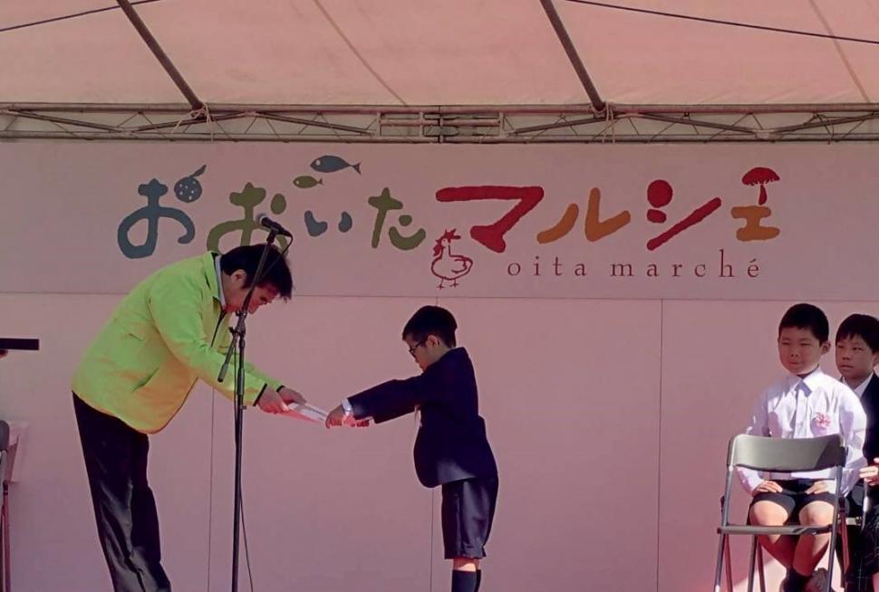 おおいたマルシェ大分市地産地消標語コンクール表彰式の様子