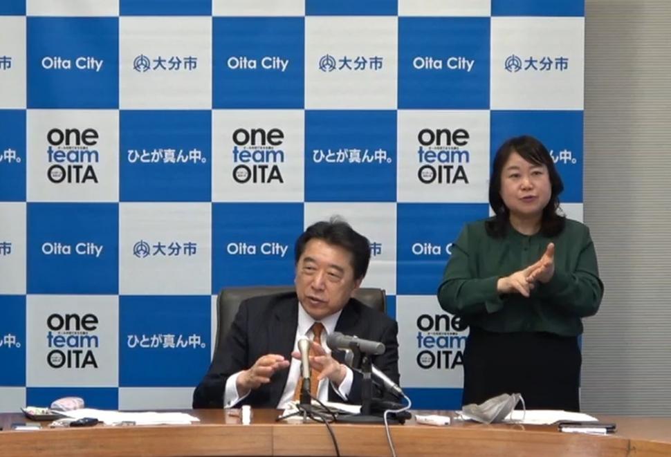 定例記者会見の様子