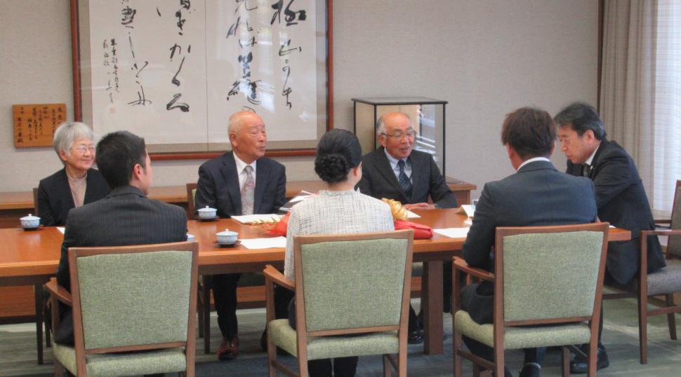 表敬訪問(有限会社お花屋さんぶんご清川の皆さん、賀来中尾白紙基盤整備営農組合長)の様子