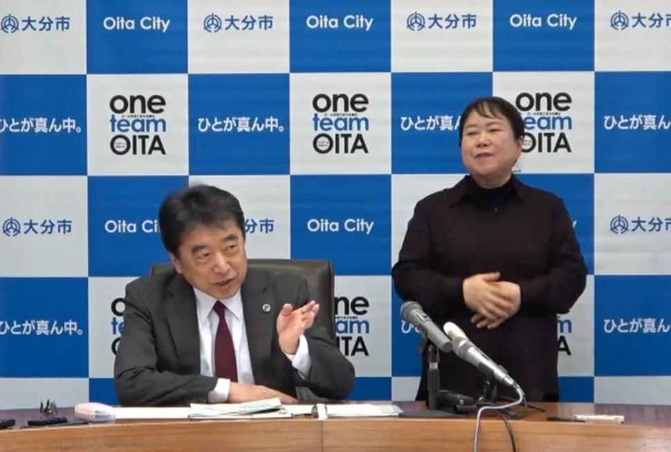 定例記者会見の様子