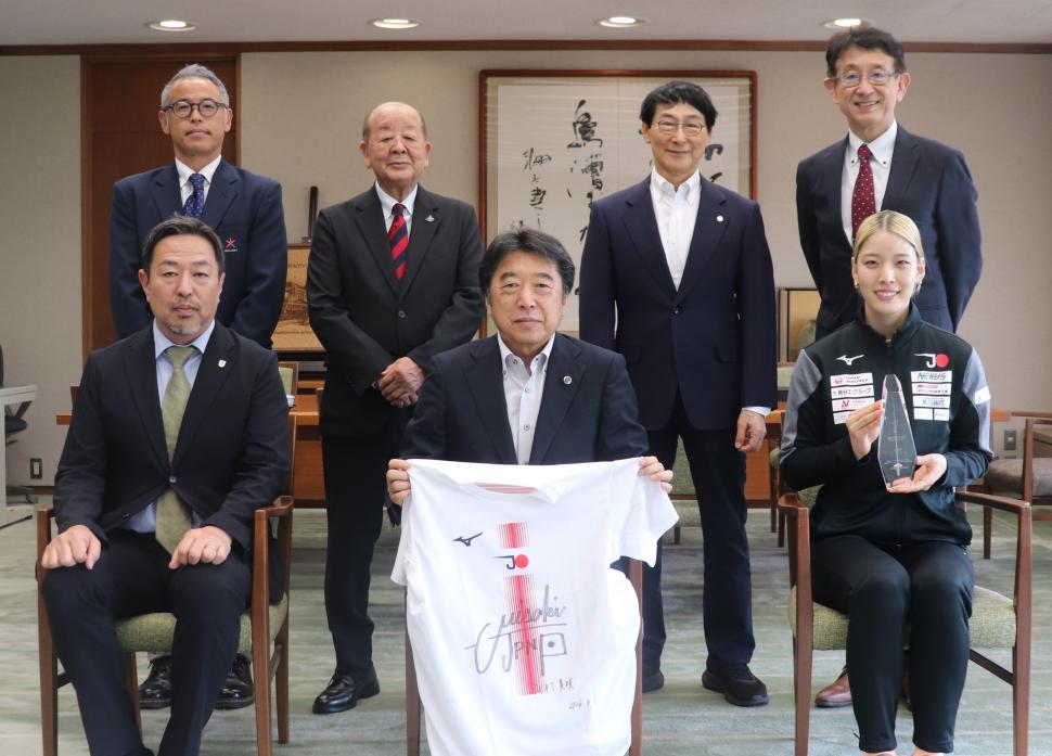 表敬訪問(江村美咲選手、青木雄介強化本部長、大分県フェンシング協会の皆さん)の様子