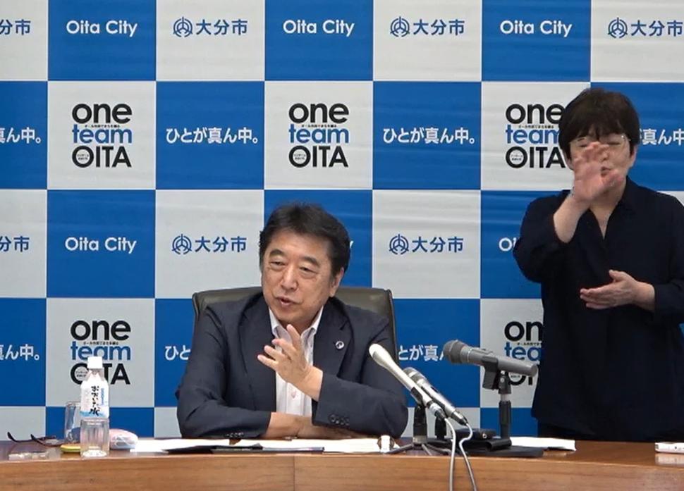 定例記者会見の様子