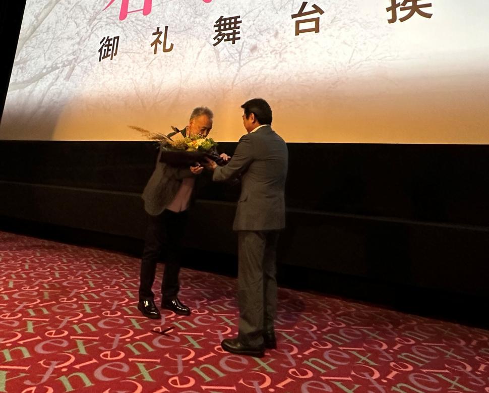 映画「春に散る」上映会の様子(花束贈呈)