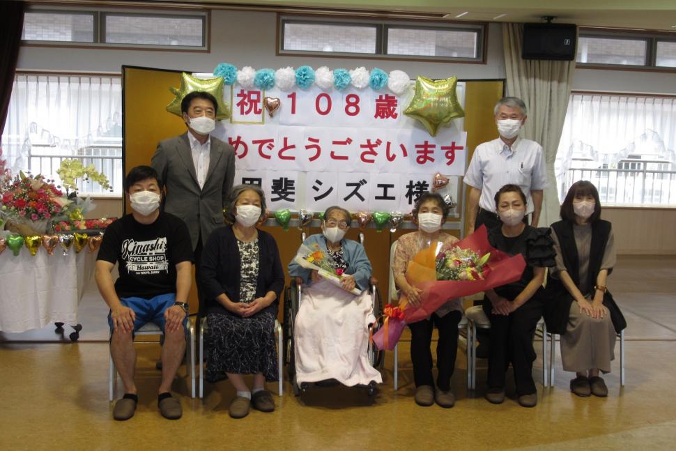 敬老祝福訪問の様子(集合写真)