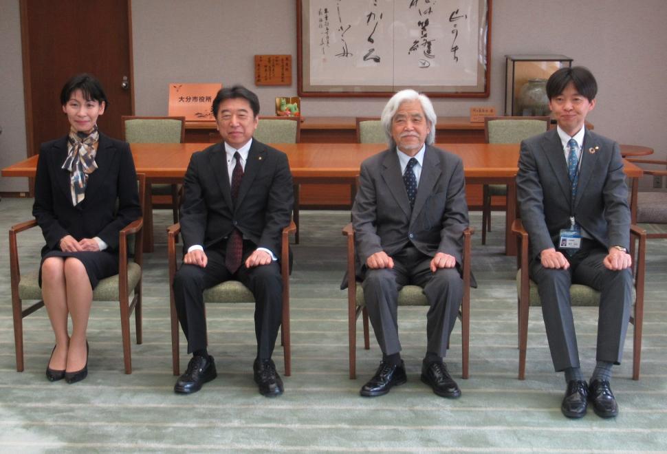 感謝状贈呈式(西別府元日にしべっぷもとか 大分市文化財保護審議会会長)の様子
