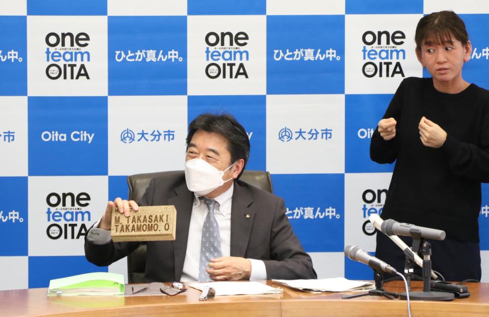 定例記者会見の様子