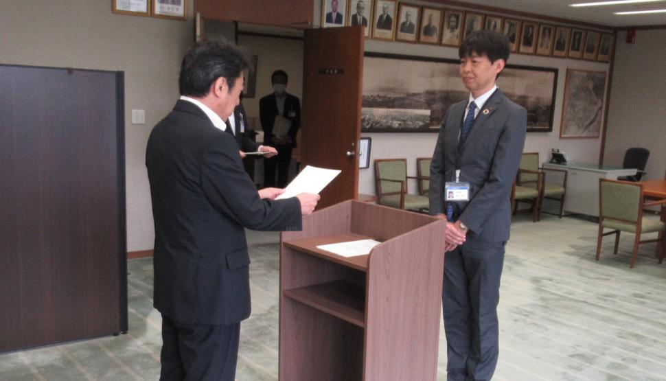 粟井教育長辞令交付式の様子