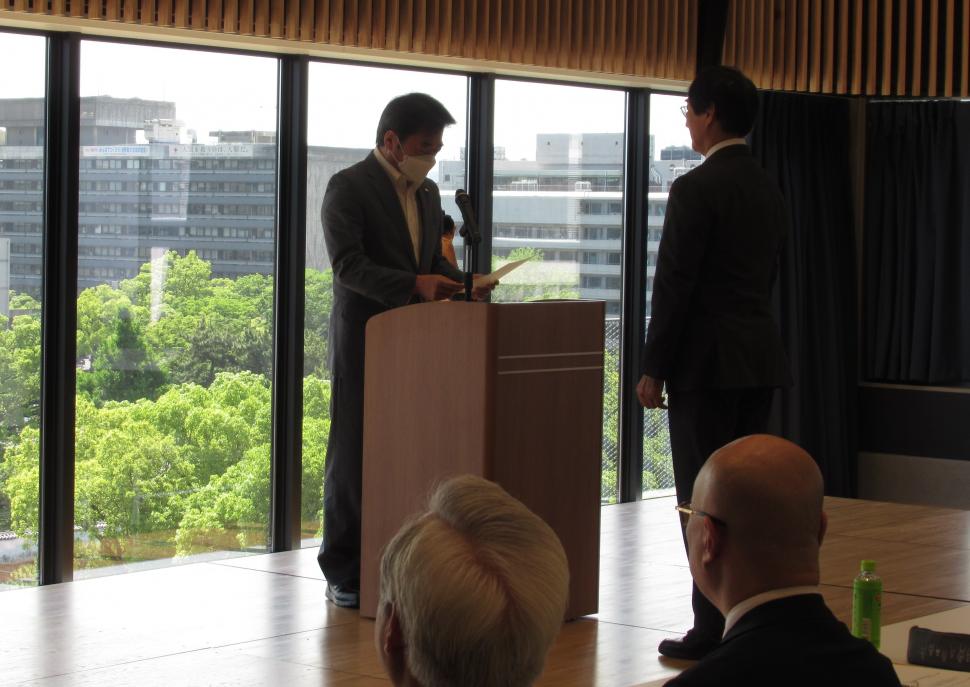 大分市総合計画基本構想・第1次基本計画検討委員会委嘱状交付式の様子
