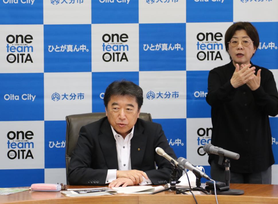 定例記者会見の様子