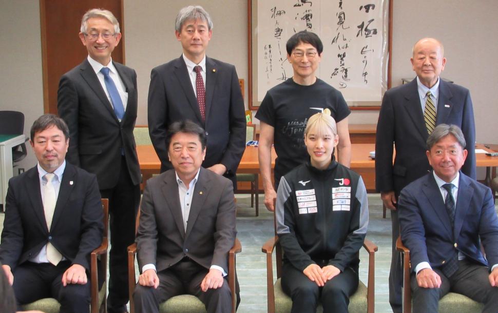 表敬訪問(江村美咲選手、公益社団法人日本フェンシング協会・大分県フェンシング協会の皆さん)の様子