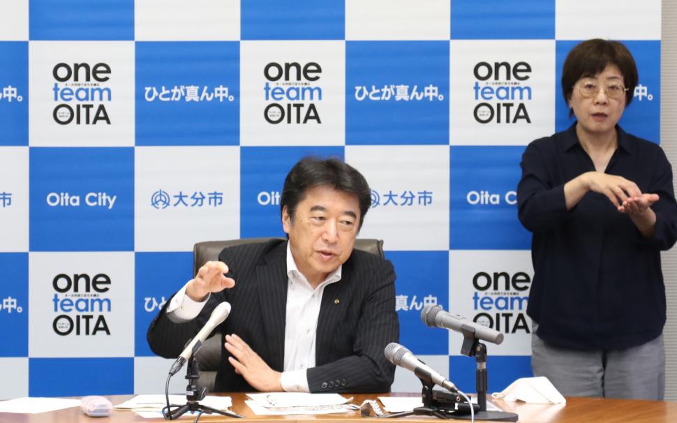 定例記者会見の様子