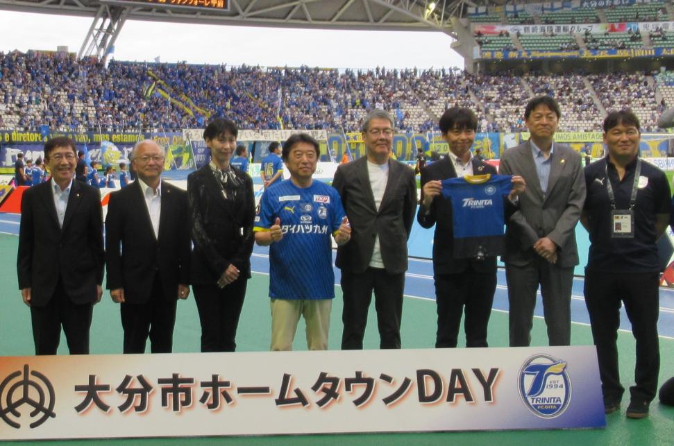 大分市ホームタウンDAY記念撮影の様子