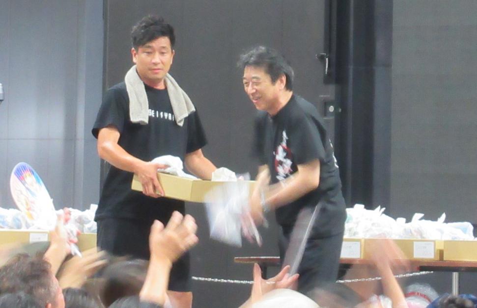 餅まきの様子