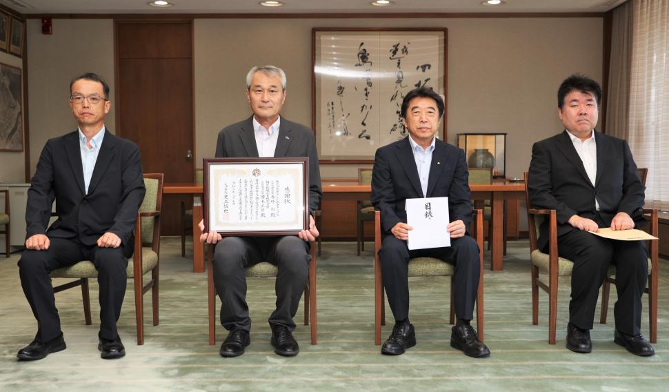寄附受入式(株式会社エーアンドエーマテリアル・朝日珪酸工業株式会社)の様子