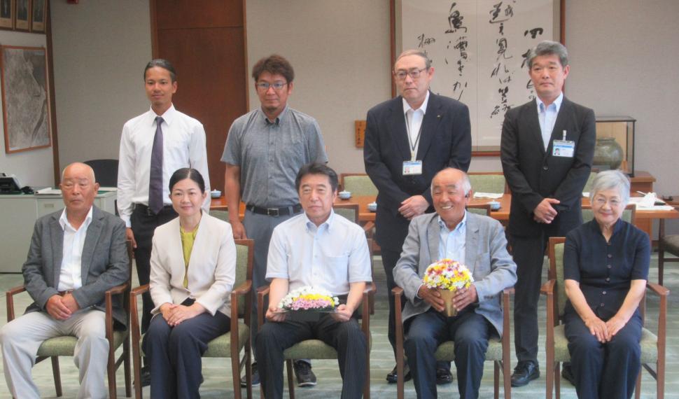 表敬訪問(有限会社お花屋さんぶんご清川の皆さん、賀来中尾白紙基盤整備営農組合長)の様子