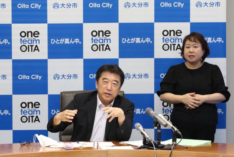 定例記者会見の様子