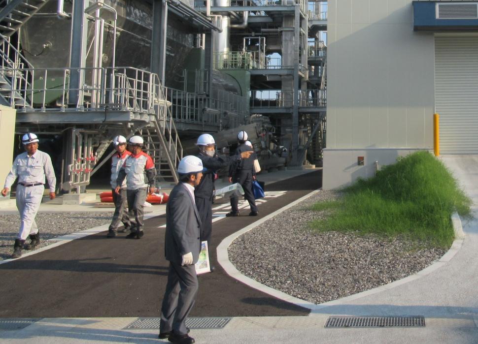 管内視察(大分市下水汚泥燃料化施設)の様子