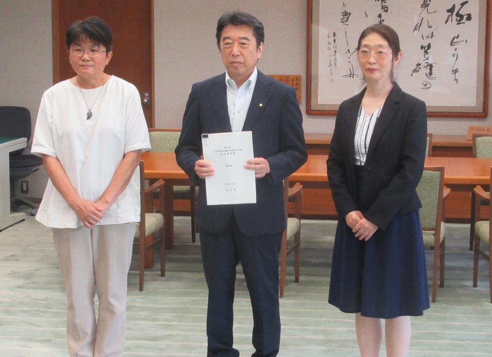 第4期大分市地球温暖化対策実行計画(区域施策編)改定に係る意見書手交式の様子