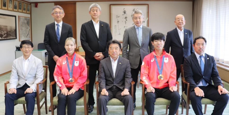 表敬訪問(敷根崇裕選手、江村美咲選手、青木雄介監督、大分県フェンシング協会の皆さん)の様子