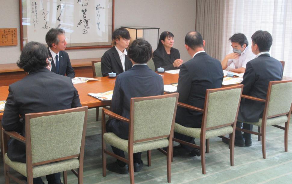 表敬訪問(おおいた夢色音楽祭実行委員会の皆さん)の様子