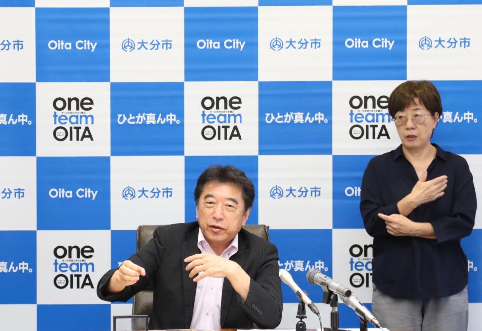 定例記者会見の様子