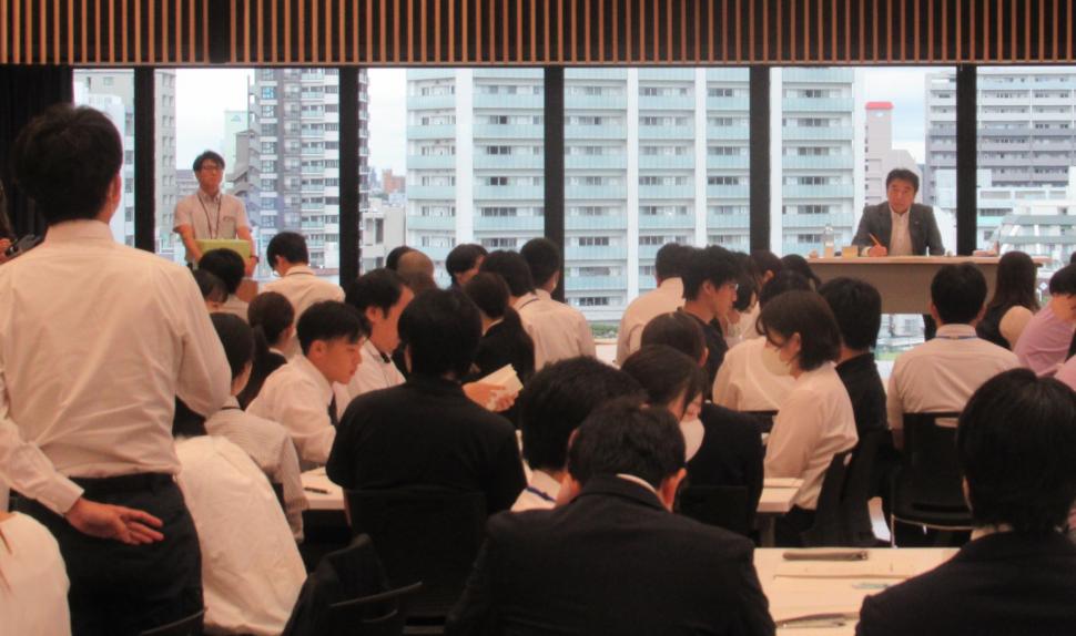 令和6年度新採用職員(後期)市長意見交換会の様子