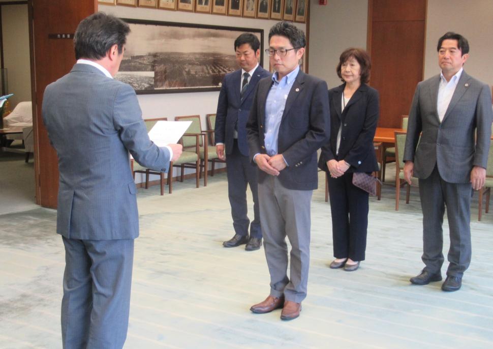 大分市情報公開審査会委員 委嘱状交付式の様子