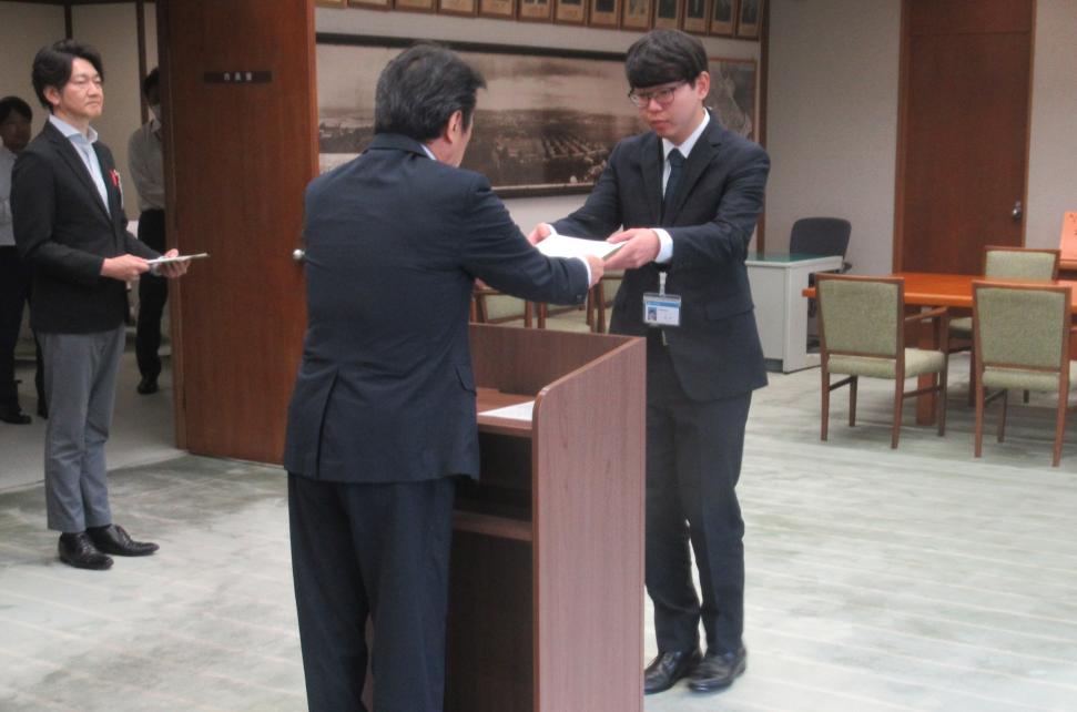 人事異動発令式(令和6年能登半島地震にかかる石川県金沢市への職員派遣)の様子
