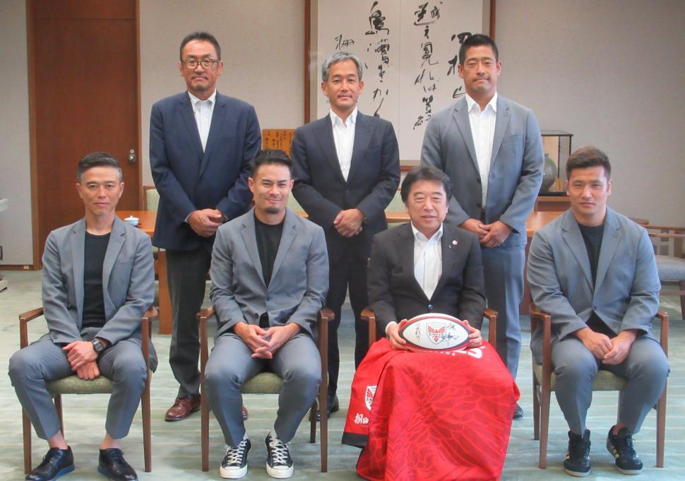 表敬訪問(横浜キヤノンイーグルスの皆さん)の様子