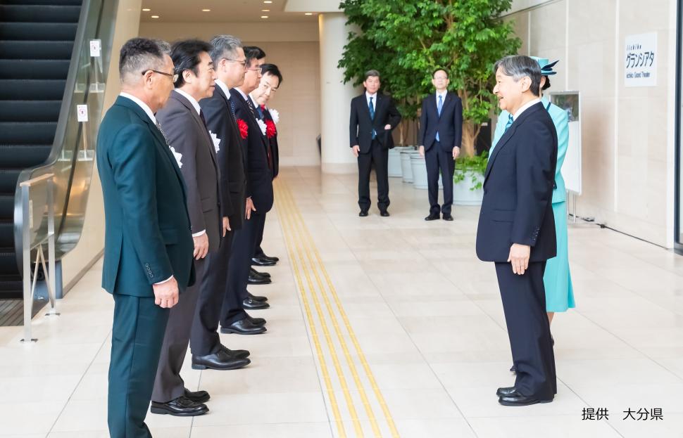 第43回全国豊かな海づくり大会 天皇皇后お出迎えの様子