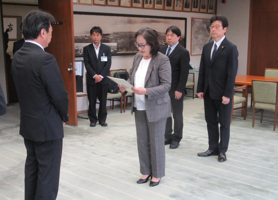 令和6年度大分市行政評価・行政改革推進委員会 報告書受理の様子