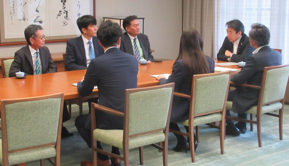 表敬訪問(大分県トラック協会大分東支部の皆さん)の様子