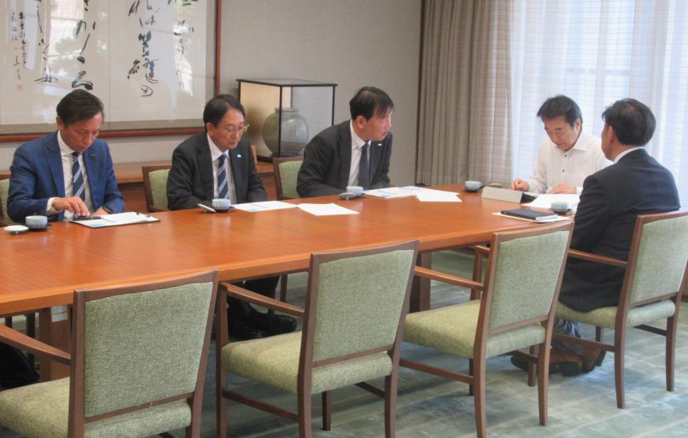 表敬訪問(株式会社大分フットボールクラブ代表取締役ほか関係者の皆さん)の様子