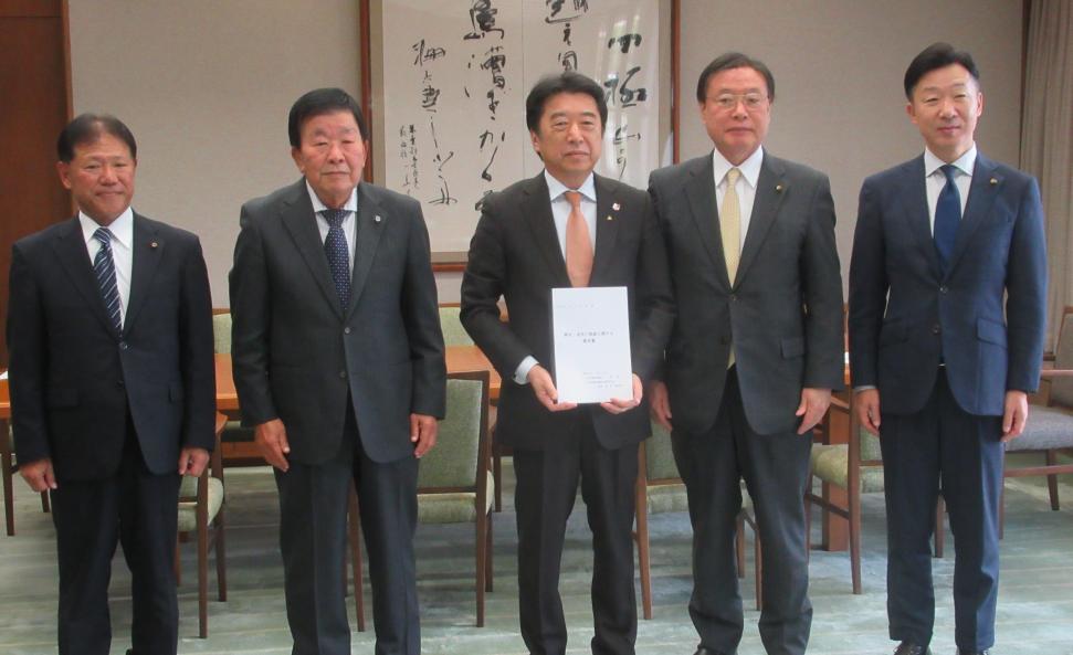 大分市議会の「移住・定住の取組に関する提言書」受領式の様子